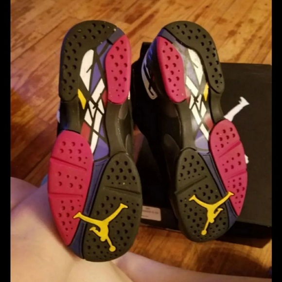 2 pairs of Jordan's sz 4.5 - Picture 4 of 6